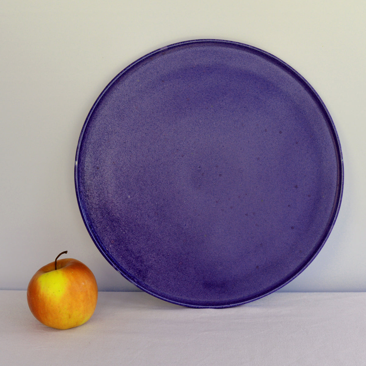 Porcelaine fabriquée en France, plat de service bleu Primavera sur fond blanc
