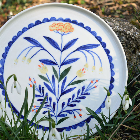 Plat moyen en porcelaine, fabriqué en France artisanalement, motif floral et coloré