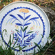 Plat moyen en porcelaine, fabriqué en France artisanalement, motif floral et coloré
