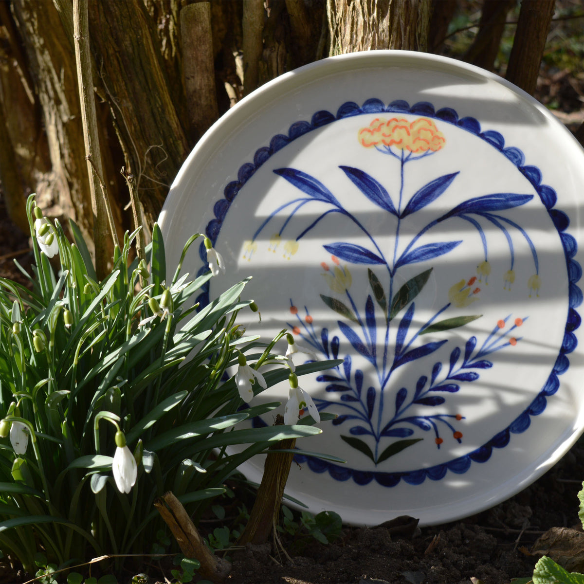 Plat moyen en porcelaine, fabriqué en France artisanalement, motif floral et coloré