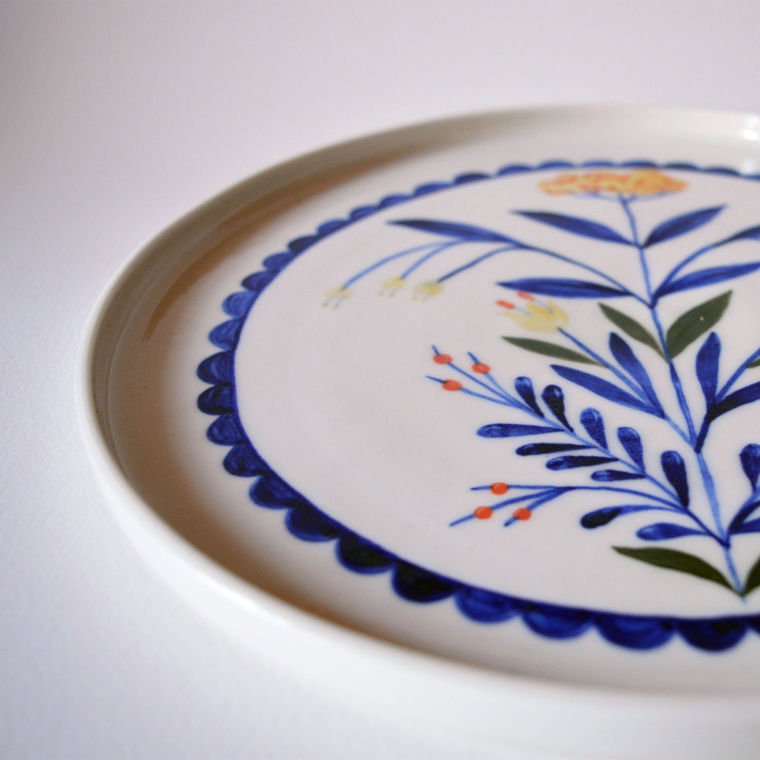 Plat moyen en porcelaine, fabriqué en France artisanalement, motif floral et coloré