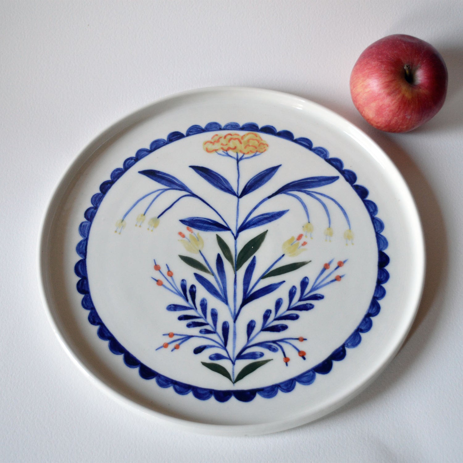 Plat moyen en porcelaine, fabriqué en France artisanalement, motif floral et coloré