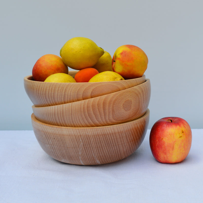 Pile de saladiers en bois, tournés à la main, fabriqués en France en Alsace, artisanalement. 