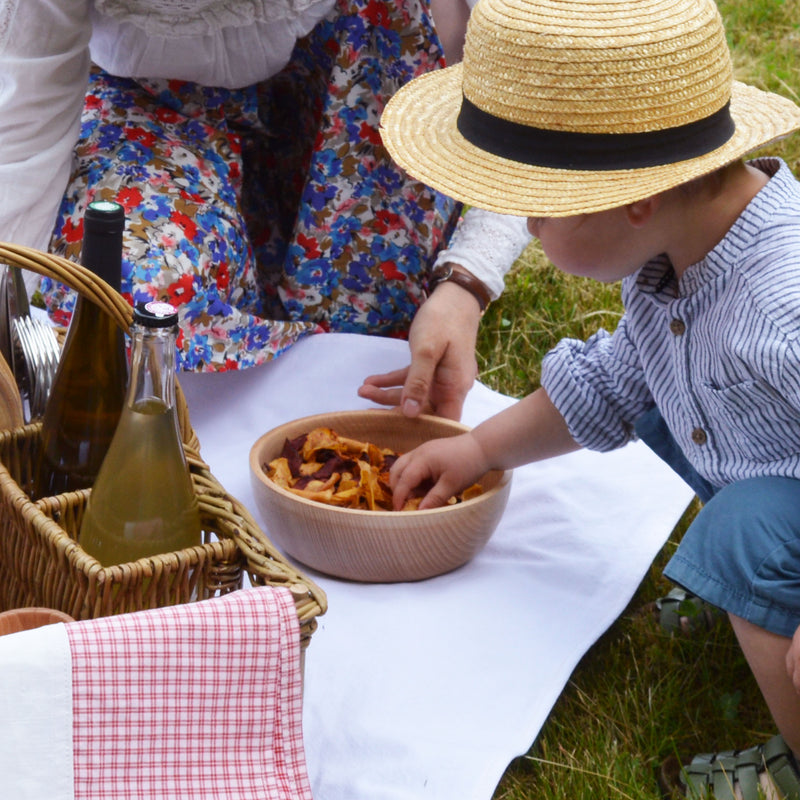 Saladier en bois, tourné à la main, fabriqué en France en Alsace, artisanalement. Panier en osier, torchon en kelsch, artisanat, pique-nique.