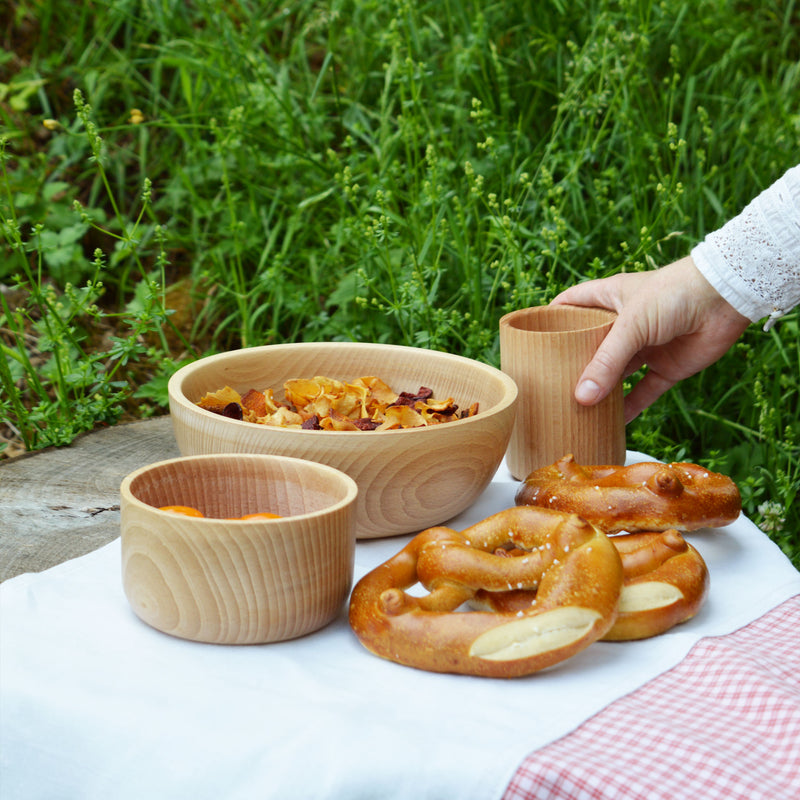 Saladier en bois, tourné à la main, fabriqué en France en Alsace, artisanalement. Vaisselle en bois, torchon en kelsch, artisanat, pique-nique.