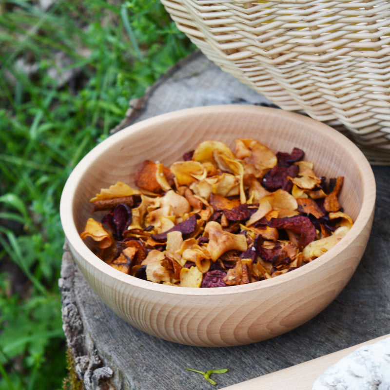 Saladier en bois, tourné à la main, fabriqué en France en Alsace, artisanalement. Vaisselle en bois, artisanat, panier en osier, pique-nique.
