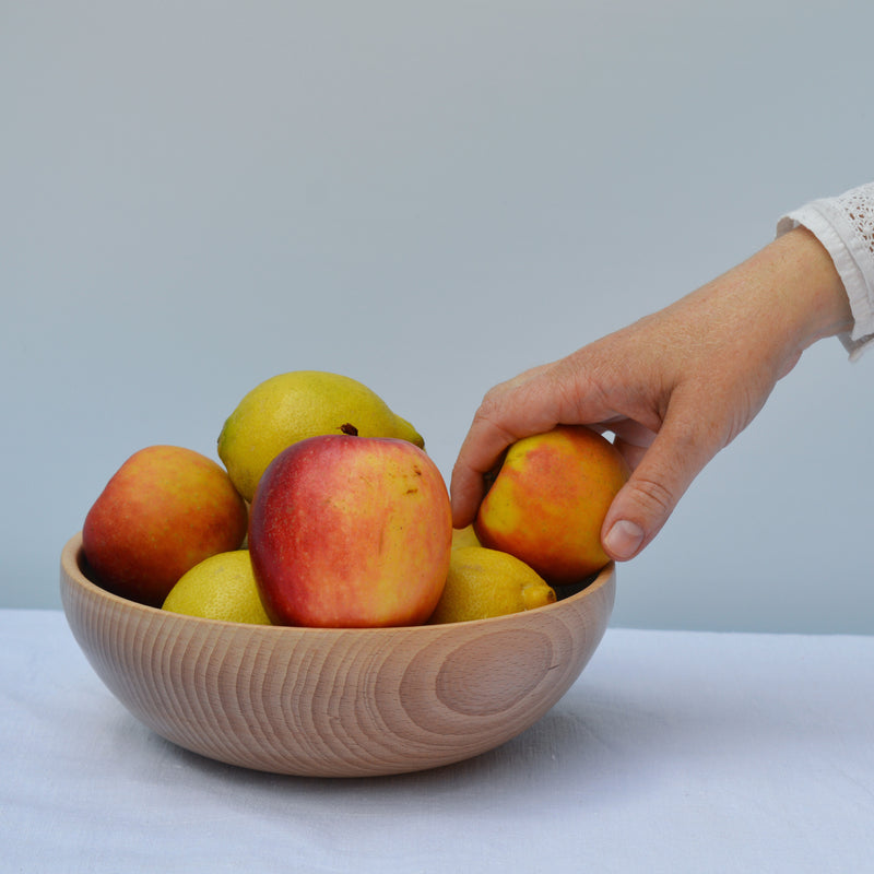 Saladier en bois, tourné à la main, fabriqué en France en Alsace, artisanalement. 