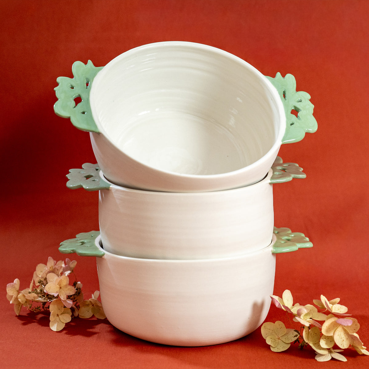 Piles de saladiers fabriqués en France en porcelaine, artisanat, avec deux anses vertes motif cœur alsacien