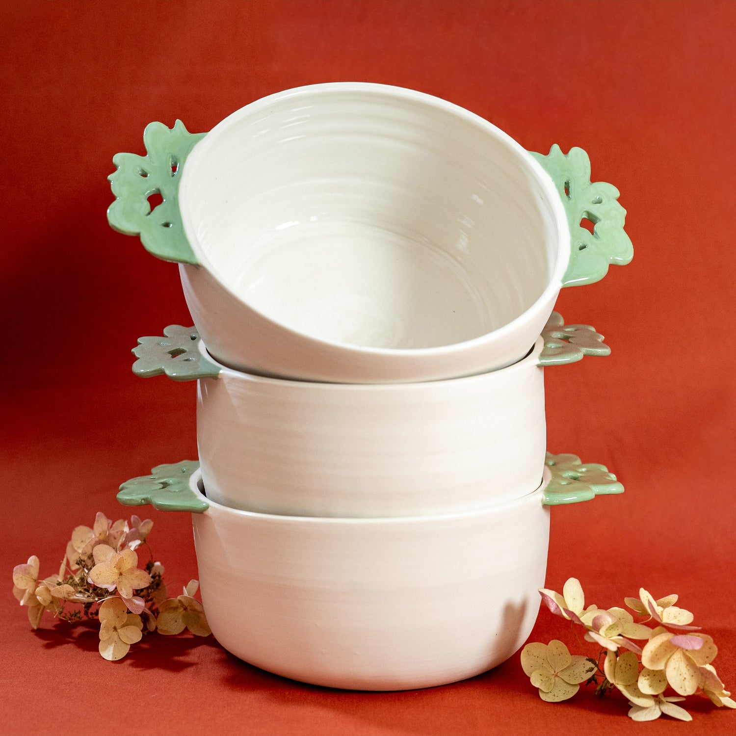 Piles de saladiers fabriqués en France en porcelaine, artisanat, avec deux anses vertes motif cœur alsacien