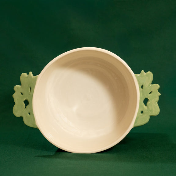 Saladier fabriqué en France en porcelaine, artisanal, avec deux anses vertes motif cœur alsacien