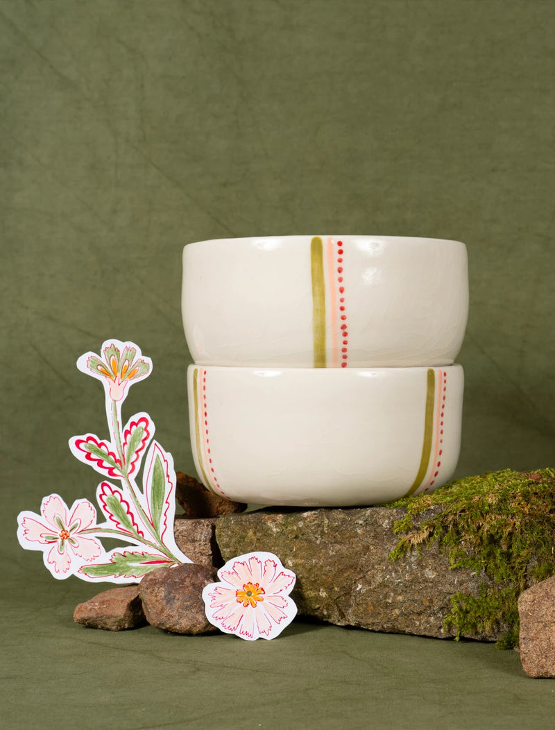 Saladiers en porcelaine artisanaux fabriqués en France, motif de rayures vertes, roses et rouges