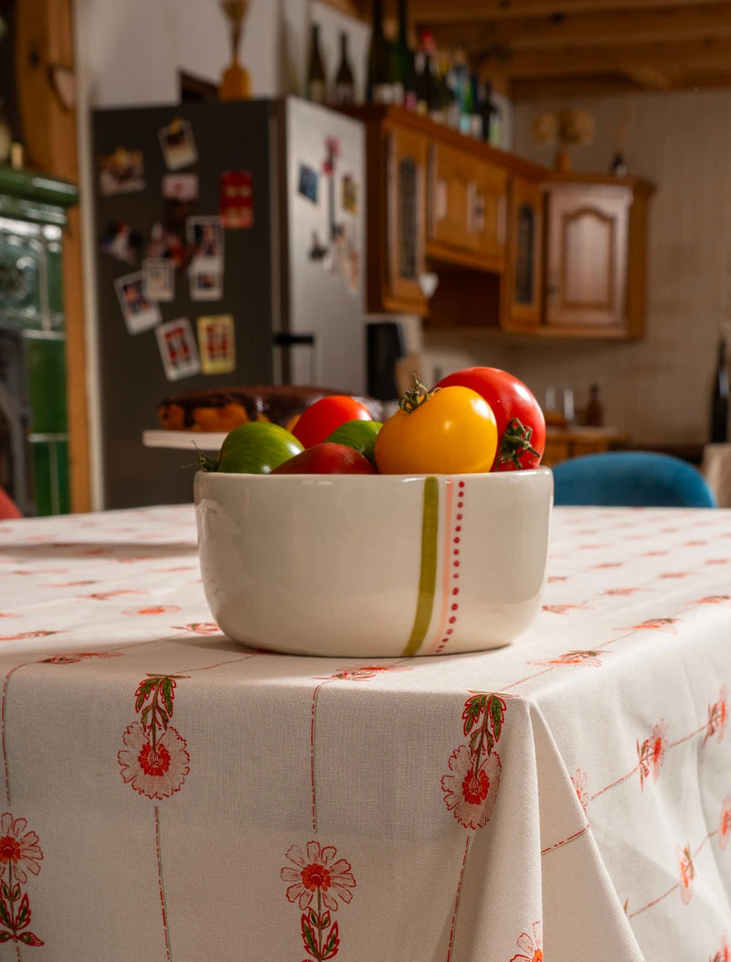 Saladier en porcelaine artisanal fabriqué en France, motif de rayures colorées sur nappe en coton et lin