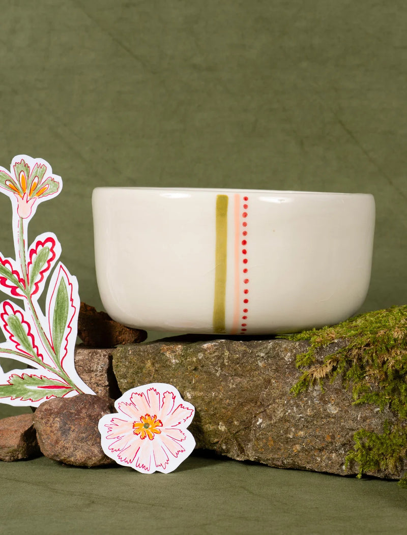 Saladier en porcelaine artisanal fabriqué en France, motif de rayures vertes, roses et rouges