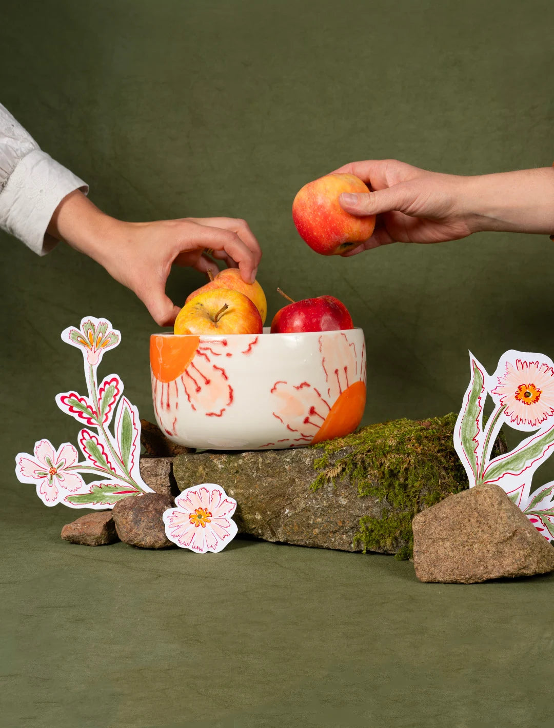 Saladier en porcelaine artisanal fabriqué en France, motif de fleurs des champs oranges et roses