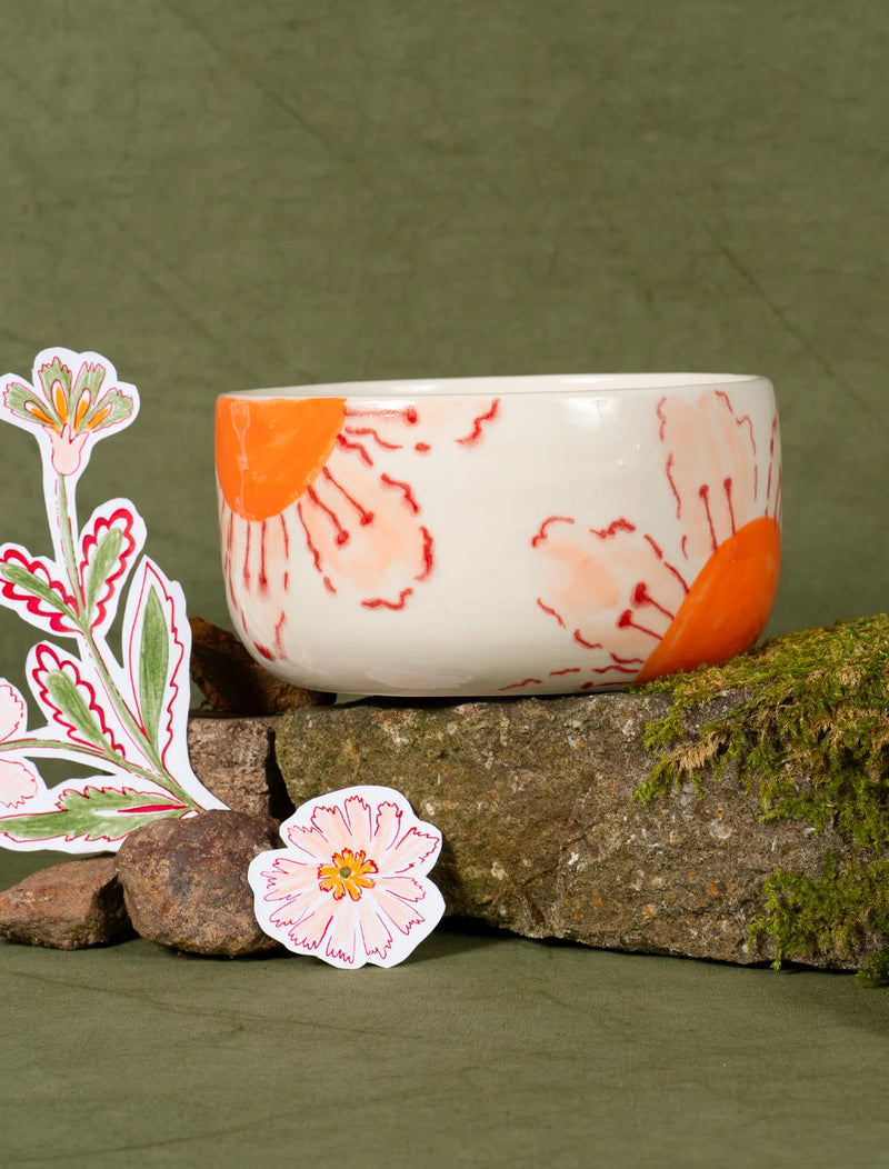 Saladier en porcelaine artisanal fabriqué en France, motif de fleurs des champs oranges et roses