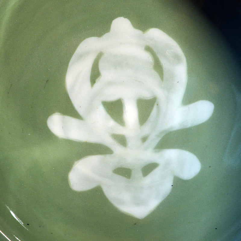 Motif cœur alsacien blanc sur fond vert, saladier en porcelaine made in France à la main