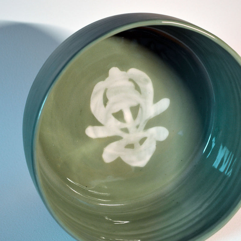 Saladier vert avec motif blanc arbre de vie, porcelaine tournée à la main en France