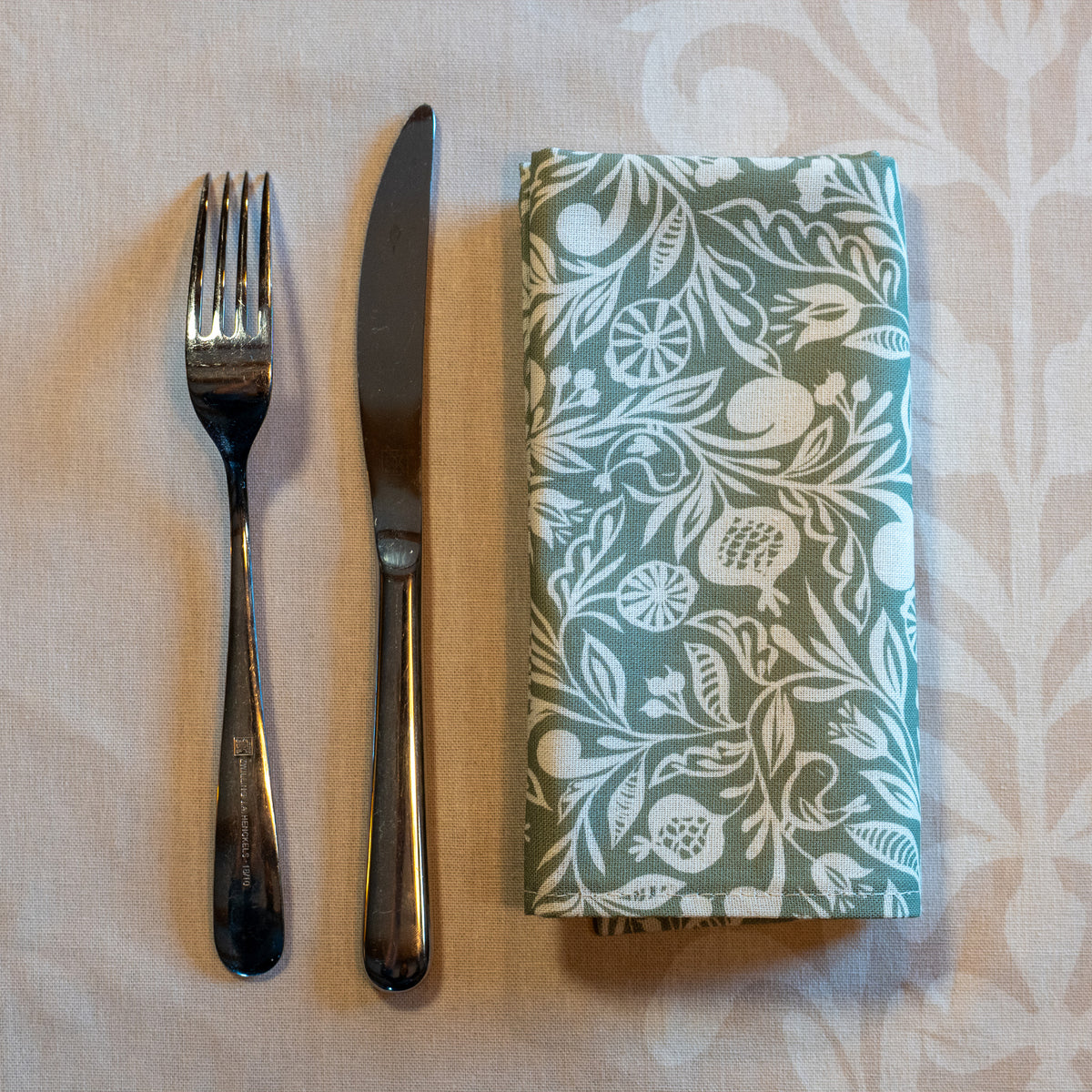 Serviette de table verte et blanche, fabriquée en France, en coton et lin, motif floral, polychrome alsacien, couverts, nappe made in France
