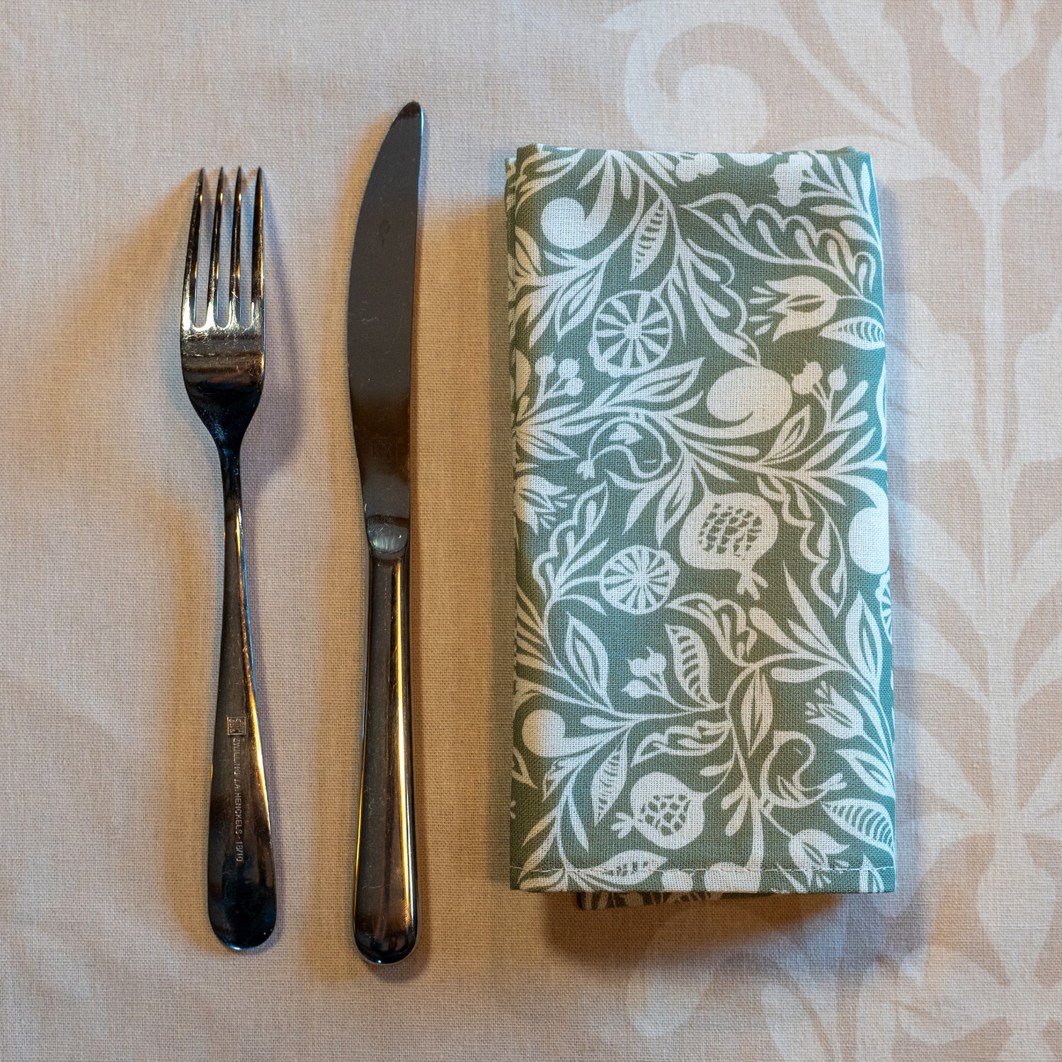 Serviette de table verte et blanche, fabriquée en France, en coton et lin, motif floral, polychrome alsacien, couverts, nappe made in France