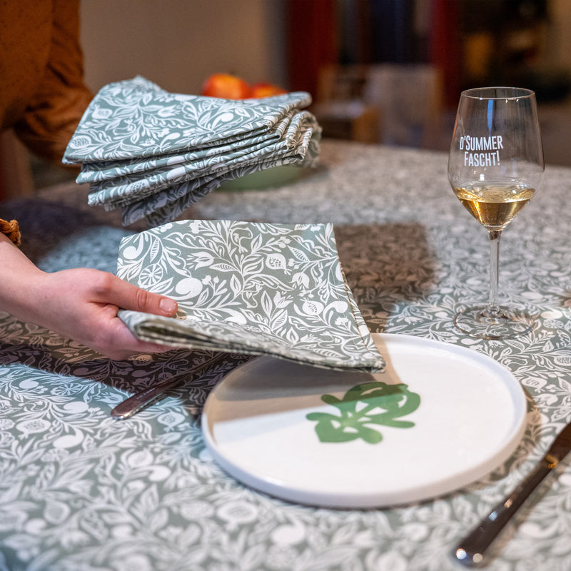 Serviettes de table fabriquées en France, vertes et blanches en coton et lin, motif floral, polychrome alsacien
