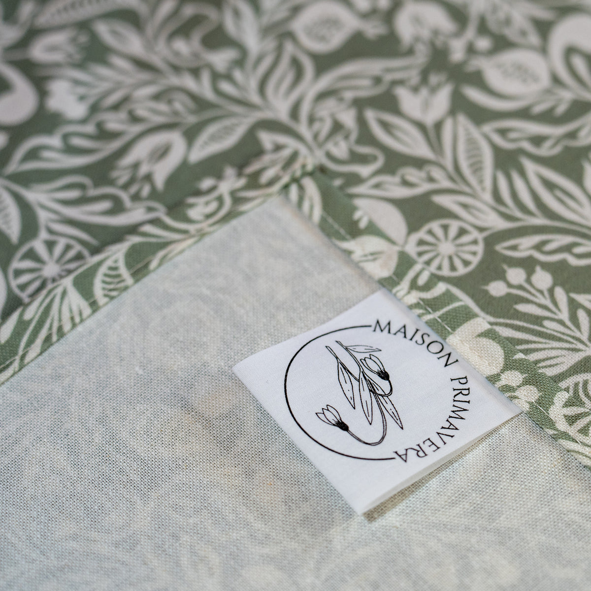 Etiquette serviettes de table vertes et blanches, fabriquées en France, en coton et lin, motif floral, polychrome alsacien