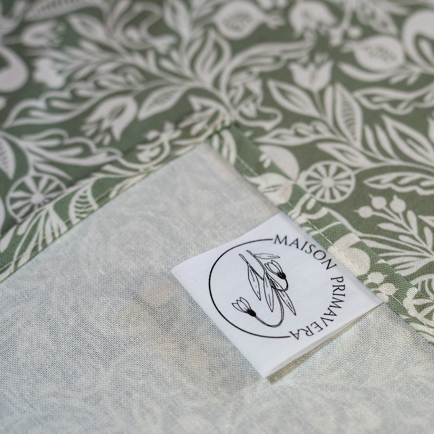 Etiquette serviettes de table vertes et blanches, fabriquées en France, en coton et lin, motif floral, polychrome alsacien