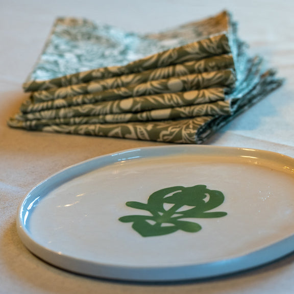 Serviettes de table vertes et blanches, fabriquées en France, en coton et lin, motif floral, polychrome alsacien, assiette en porcelaine artisanale