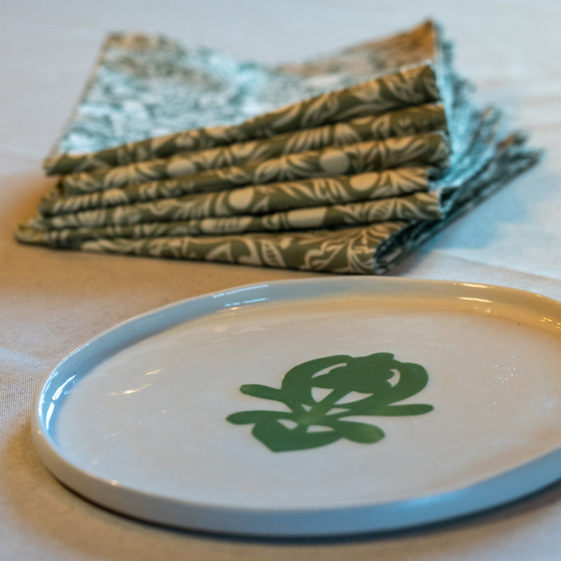 Serviettes de table vertes et blanches, fabriquées en France, en coton et lin, motif floral, polychrome alsacien, assiette en porcelaine artisanale