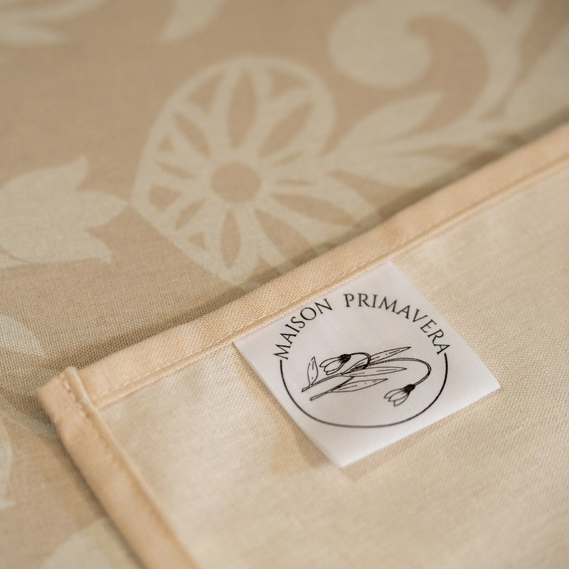 Etiquette serviettes de table beiges et blanches, fabriquées en France, en coton et lin, motif floral, arbre de vie alsacien