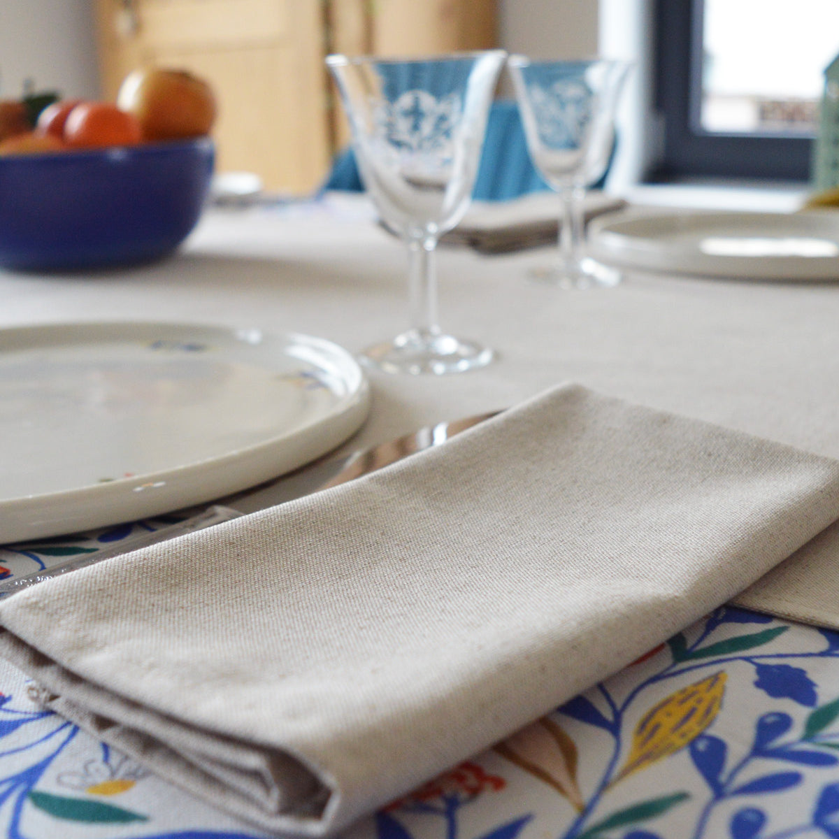 Serviette beige naturel en coton lin fabriquée en France sur table dressée céramique artisanale