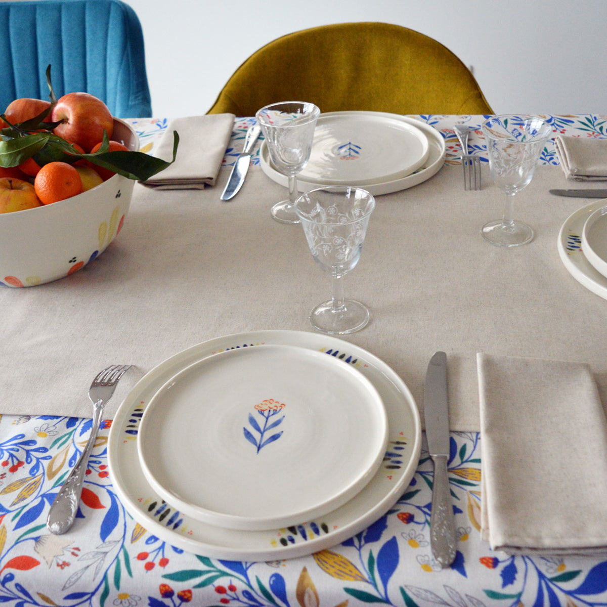 Serviette beige naturel en coton lin fabriquée en France sur table dressée céramique artisanale