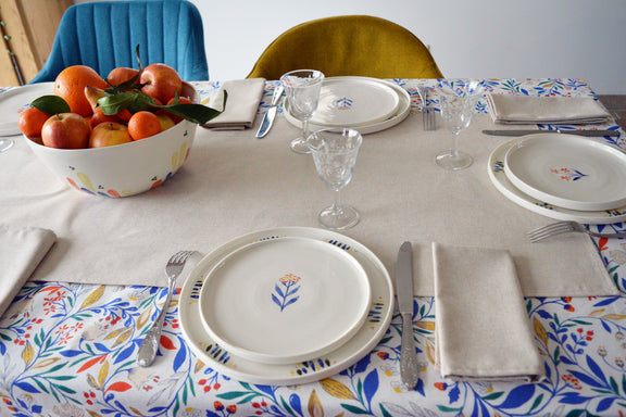 Serviette beige naturel en coton lin fabriquée en France sur table dressée céramique artisanale