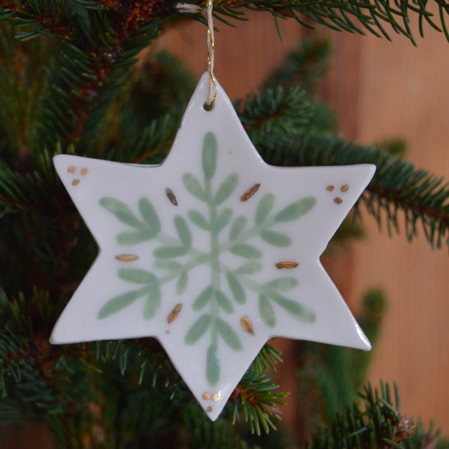 Décoration de Noël, suspension étoile en porcelaine avec motif de flocon, vert et doré, fabriquée en France