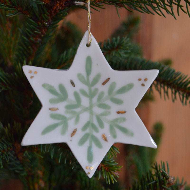 Décoration de Noël, suspension étoile en porcelaine avec motif de flocon, vert et doré, fabriquée en France