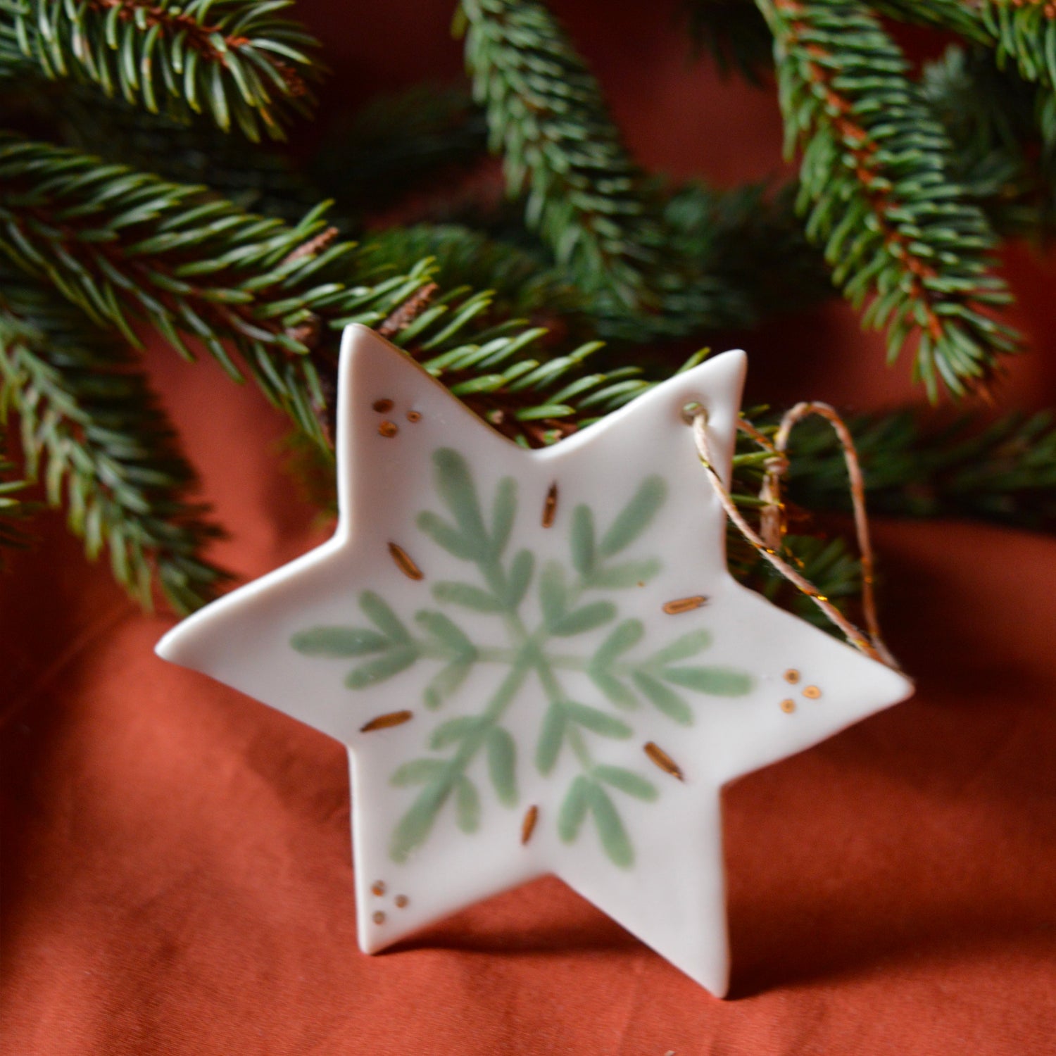 Décoration de Noël, suspension étoile en porcelaine avec motif de flocon, vert et doré, fabriquée en France