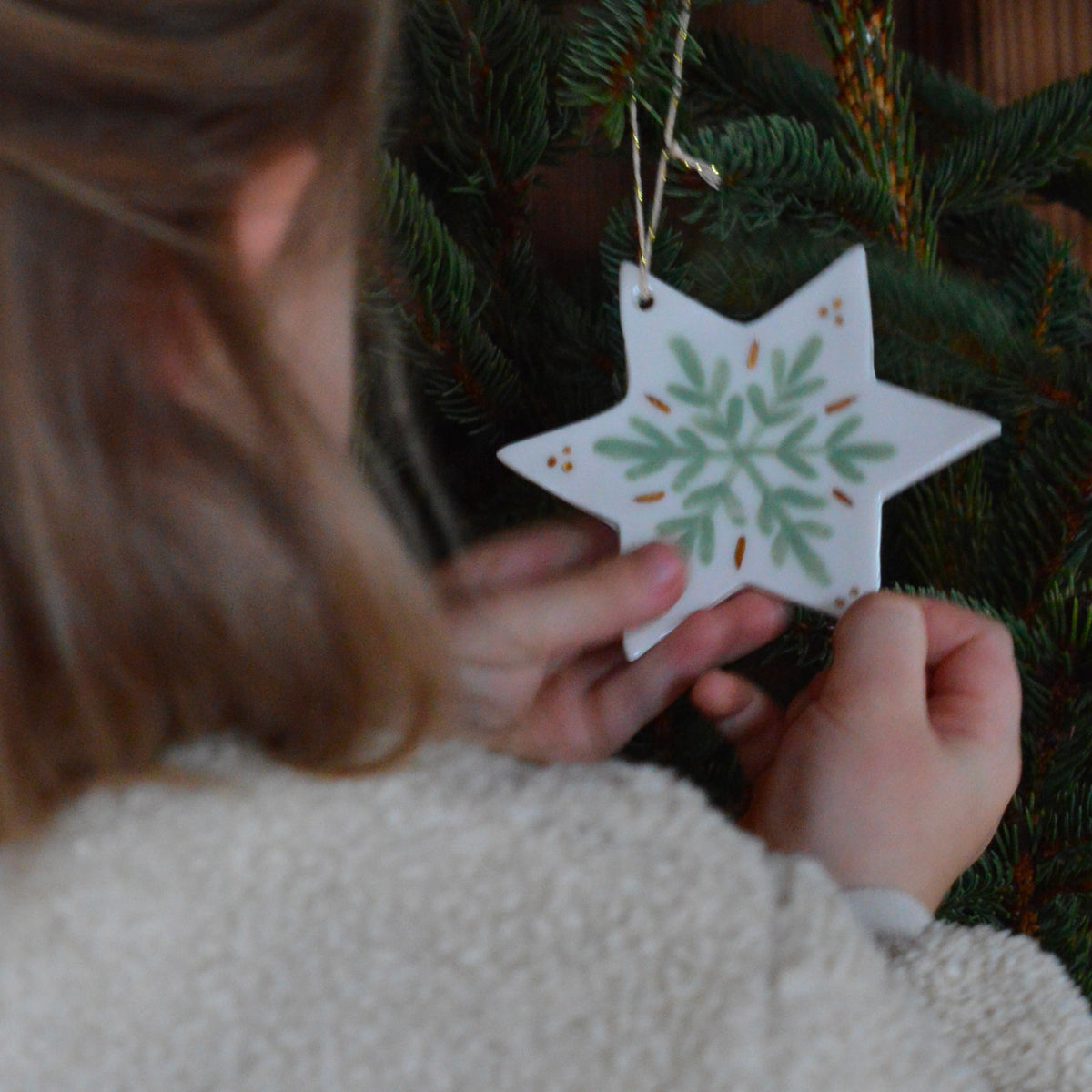 Décoration de Noël, suspension étoile en porcelaine avec motif de flocon, vert et doré, fabriquée en France