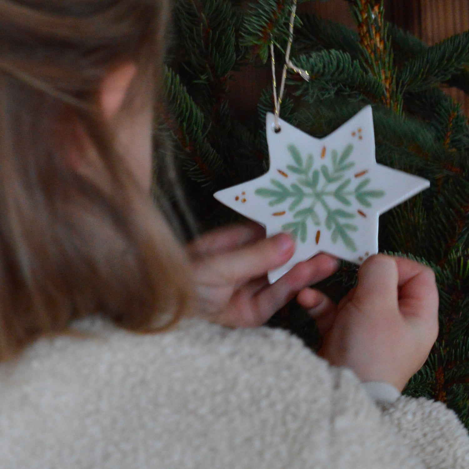 Décoration de Noël, suspension étoile en porcelaine avec motif de flocon, vert et doré, fabriquée en France