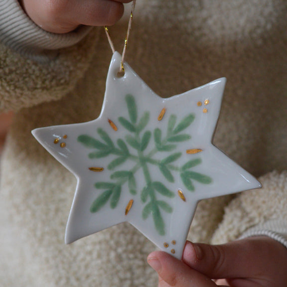 Décoration de Noël, suspension étoile en porcelaine avec motif de flocon, vert et doré, fabriquée en France