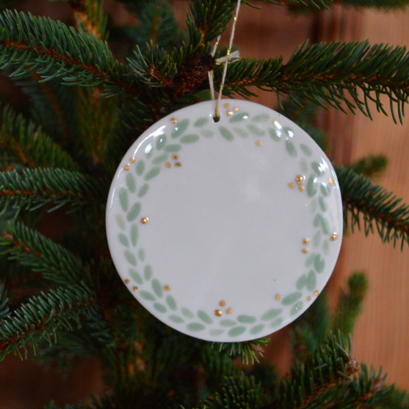 Décoration de Noël, suspension ronde en porcelaine avec motif de couronne, vert et doré, fabriquée en France