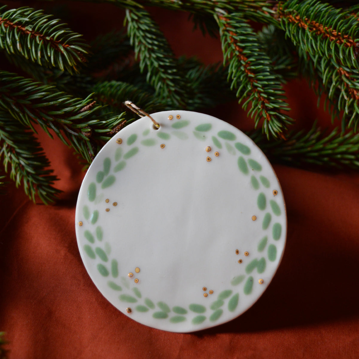 Décoration de Noël, suspension ronde en porcelaine avec motif de couronne, vert et doré, fabriquée en France