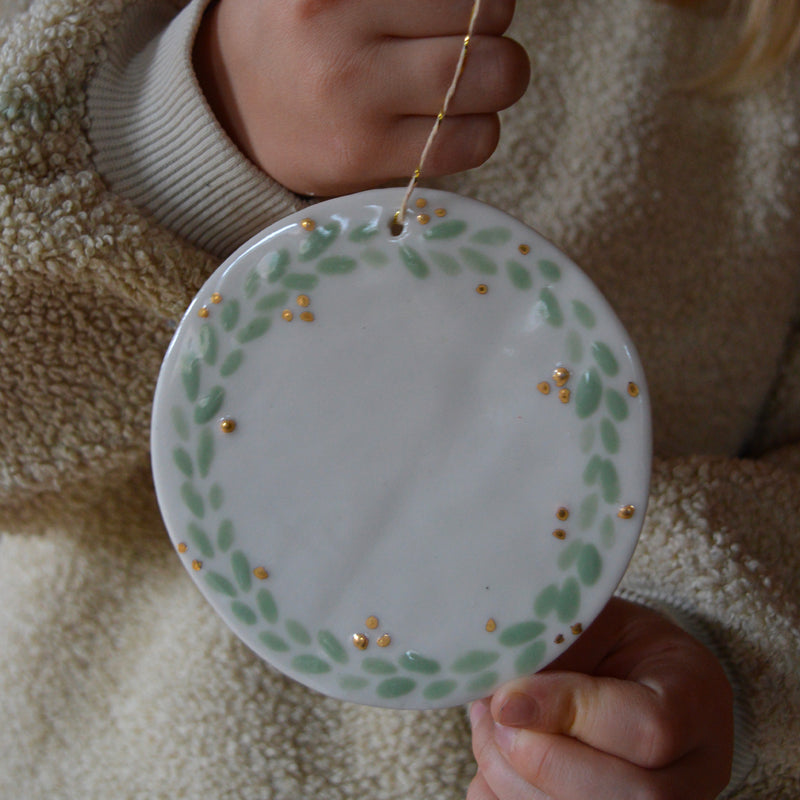 Décoration de Noël, suspension ronde en porcelaine avec motif de couronne, vert et doré, fabriquée en France