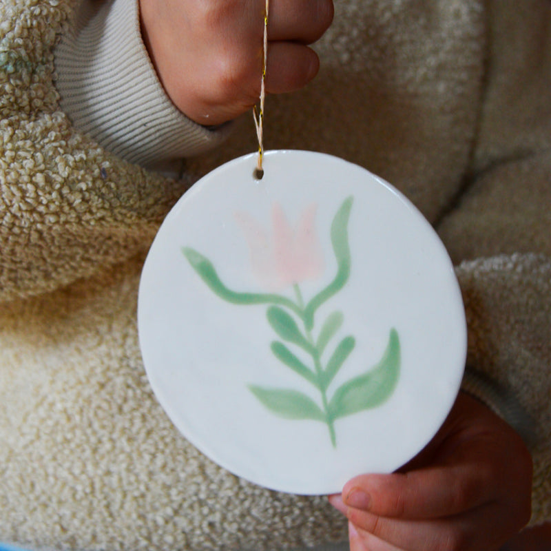 Décoration de Noël, suspension ronde en porcelaine avec motif de fleur, vert et rose, fabriquée en France