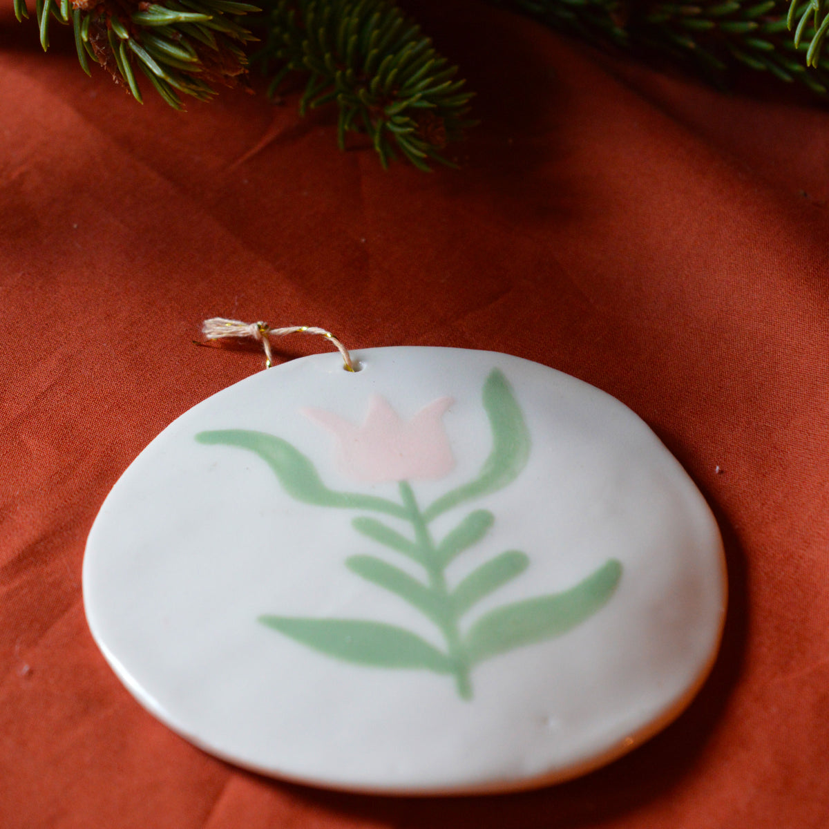 Décoration de Noël, suspension ronde en porcelaine avec motif de fleur, vert et rose, fabriquée en France