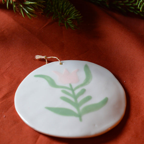Décoration de Noël, suspension ronde en porcelaine avec motif de fleur, vert et rose, fabriquée en France