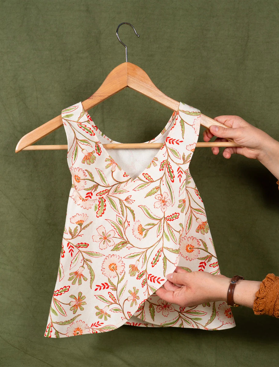 Tablier de cuisine pour enfant de style japonais au motif floral et coloré, taille 2-5 ans, vu de dos