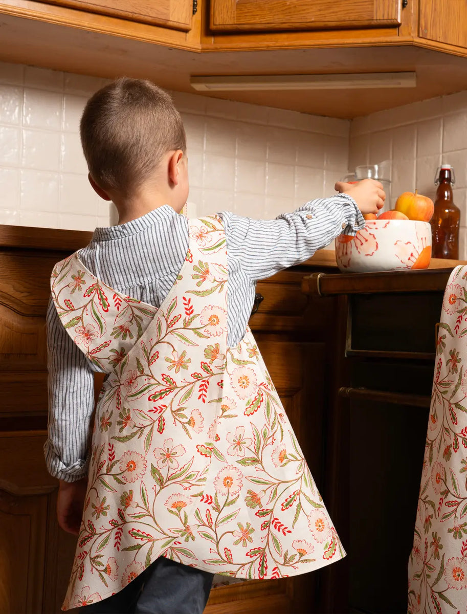 Tablier de cuisine pour enfant de style japonais vu de dos, porté par un garçon, au motif floral et coloré