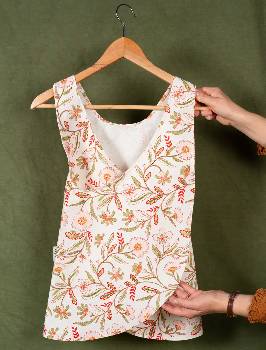 Tablier de cuisine pour enfant de style japonais vu de dos, motif floral et coloré