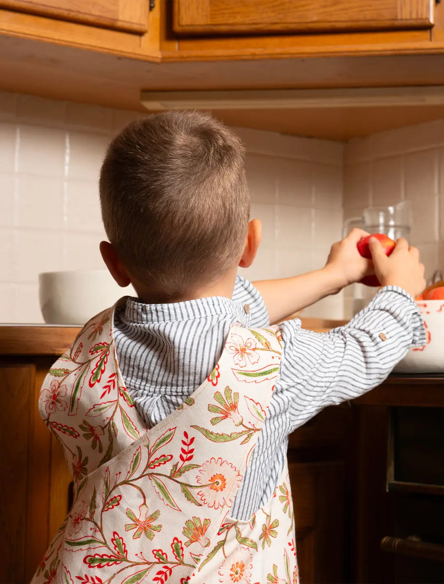 Tablier de cuisine pour enfant de style japonais vu de dos, porté, au motif floral et coloré