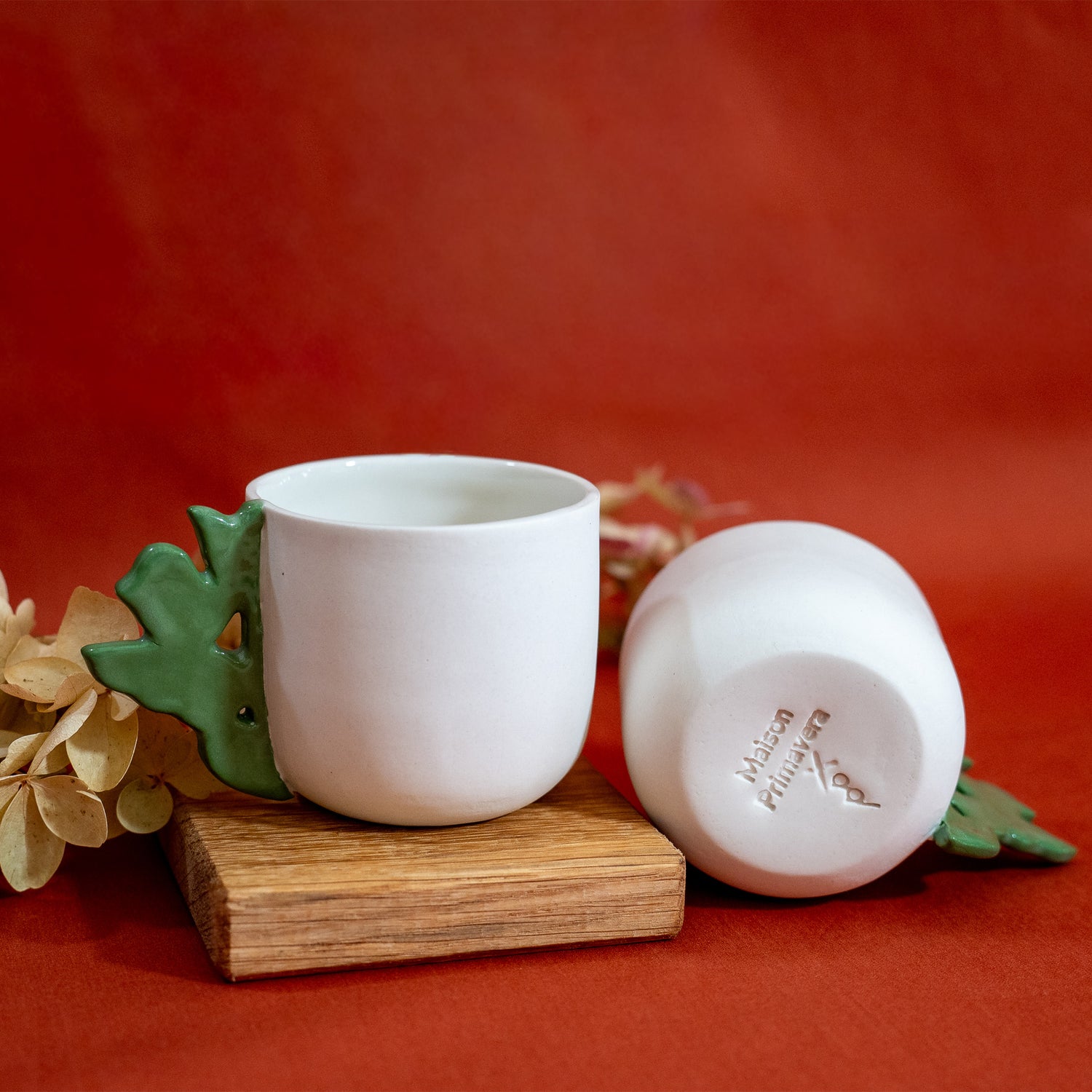 Tasse à café artisanale fabriquée en France, en porcelaine blanche avec une anse verte motif cœur alsacien, dos et profil