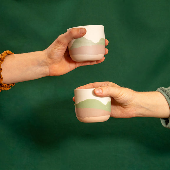 Tasses à café artisanales fabriquées en France, en porcelaine à motif montagnes des Vosges, couleurs douces, pastels, tenues à la main